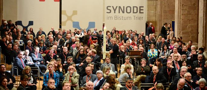 Teilnehmer der Synode / Synodale im Gespräch. Eine Diözesansynode ist eine Versammlung von Klerikern und Laien eines katholischen Bistums, die den Bischof im Hinblick auf von ihm vorgelegte Themen berät.