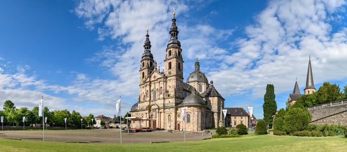 Der Dom St. Salvator und die Michaelskirche in Fulda.