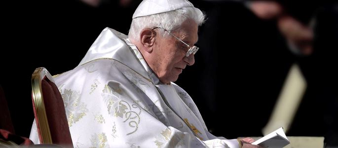 Benedikt XVI. liest.