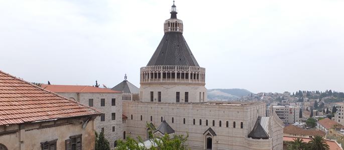 Blick über Nazareth auf den Turm der Verkündigungsbasilika mit ihrem markanten Turm, der wie die umgestülpte Blüte einer Lilie aussehen soll.