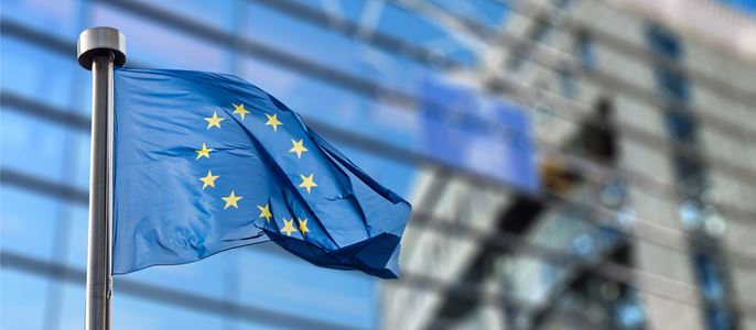 Eine Europa-Flagge weht vor dem Europäischen Parlament