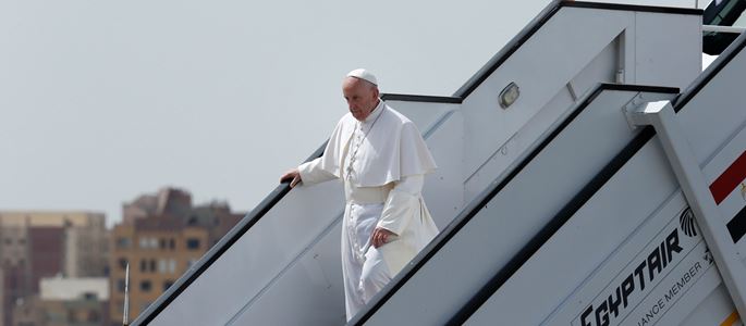 Papst Franziskus steigt die Fluggastbrücke eines Flugzeugs hinab