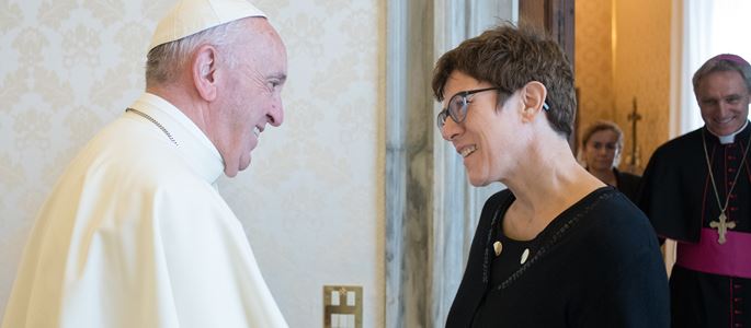 Papst Franziskus begruesst Annegret Kramp-Karrenbauer 