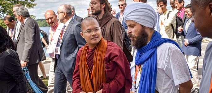 Menschen nehmen Teil an der "Prozession der Religionen" während der Weltkonferenz "Religions for Peace"