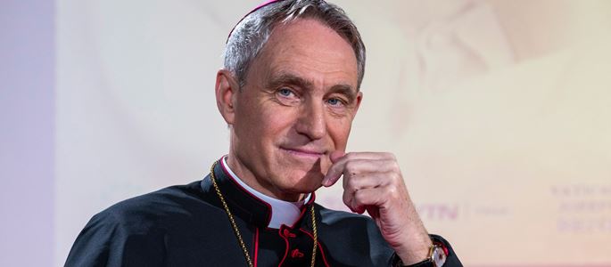 Erzbischof Georg Gänswein lächelt während eines Interviews