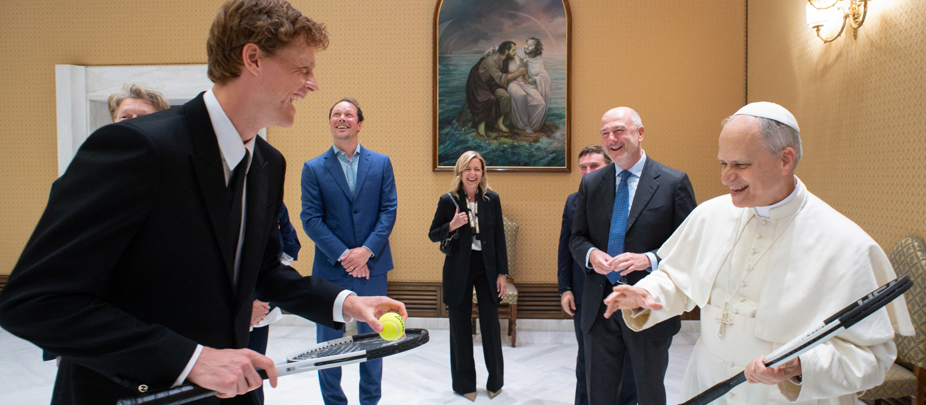 Tennisspieler Jannik Sinner und Papst Leo XIV. mit Tennisschlägern in der Hand