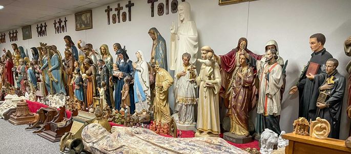 Marienfiguren im religiösen Supermarkt "Relimarkt" in Heerlen (Niederlande)
