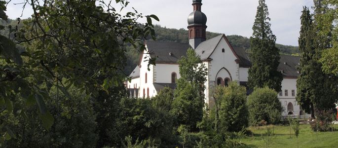 Eine Kirche in einem grünen Park